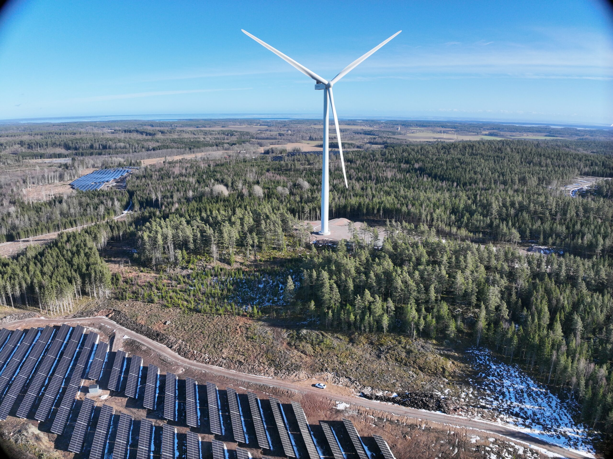 termografi solceller med drönare översikt av solcellspark