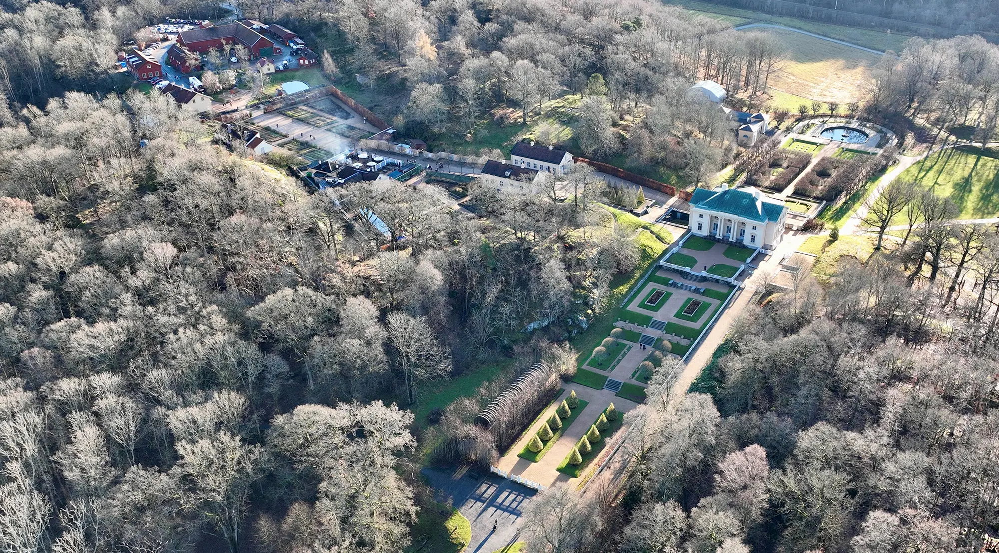 Flygfoto av fastighet med omgivande park och mark