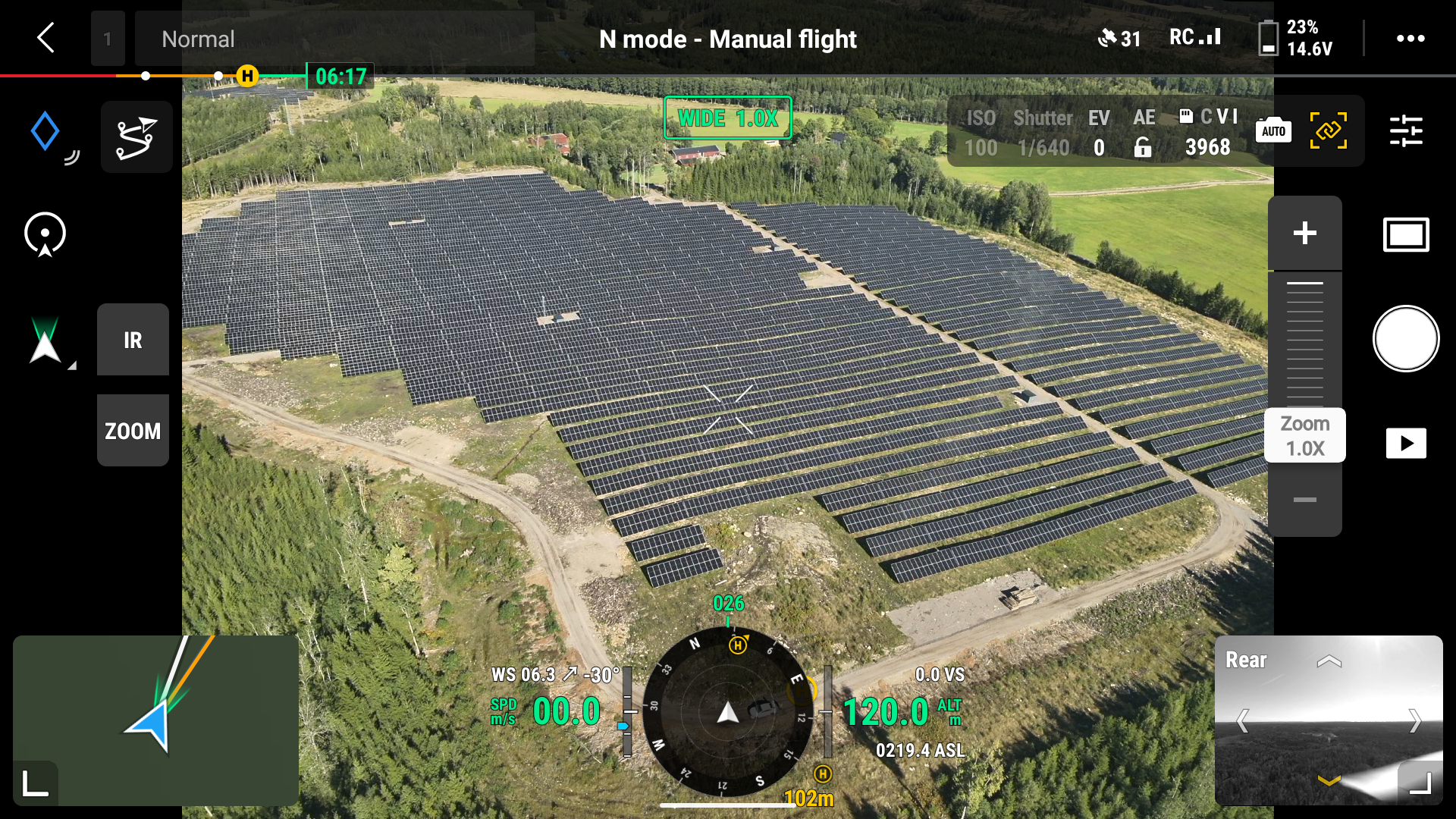 Stor solpark fotograferad med drönare inför termografisk inspektion av solceller